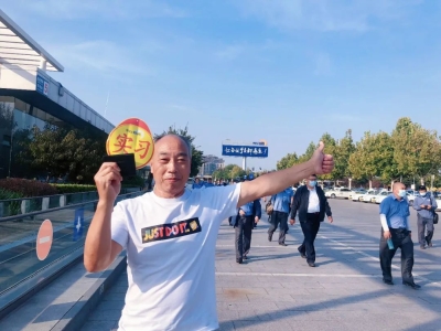 67歲老人圓夢(mèng)東方時(shí)尚駕校老年班,順利報(bào)名摩托車駕照考取摩托車D本
