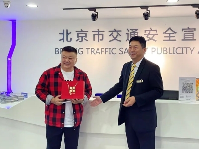 恭喜著名演員洪劍濤老師東方時(shí)尚駕校喜提C6駕照