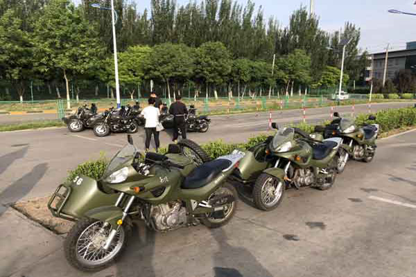 東方時(shí)尚學(xué)員摩托車(chē)考試現(xiàn)場(chǎng)