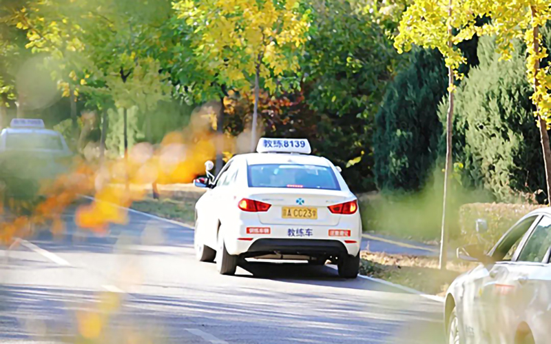 東方時尚駕校教你會車超車注意事項有哪些？